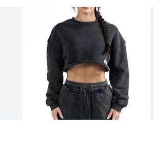 Chic Black Cropped Sweatshirt